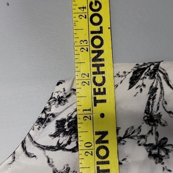 Roz & Ali Women's Floral Black & Ivory Cream Short Sleeve Ruffle Blouse - Picture 5 of 8